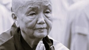 boeddhistische vrouw in mindfulness klooster