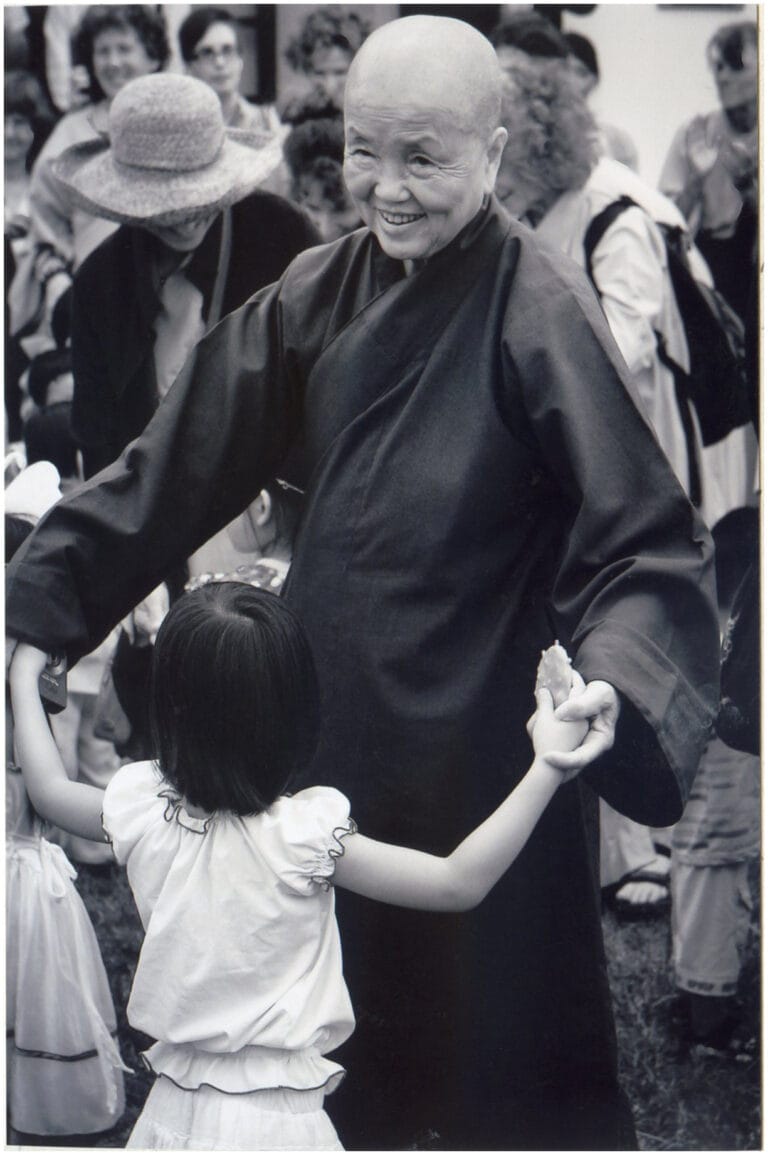 boeddhistische vrouw met kinderen