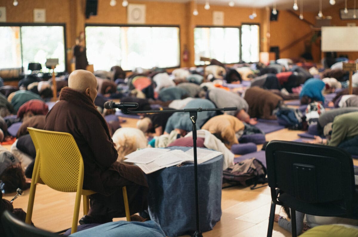 zen lerares Chan Khong in meditatieruimte
