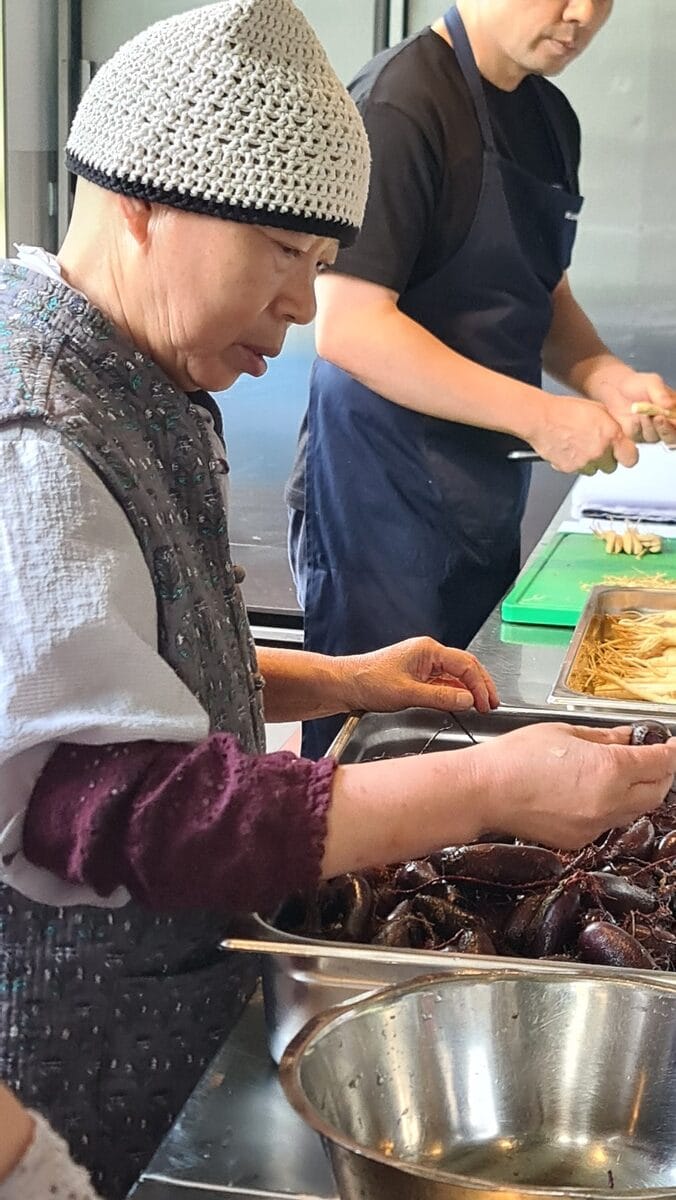 chefkok uit tempel kookt in de keuken