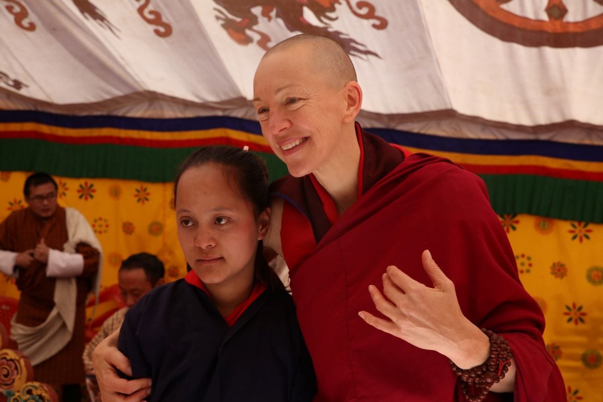 Boeddhistische non Emma en kind in Bhutan